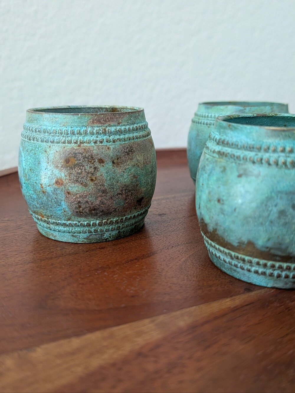 Set of 4 Painted Solid Brass Napkin Rings Vintage Turquoise - Picture 4 of 9